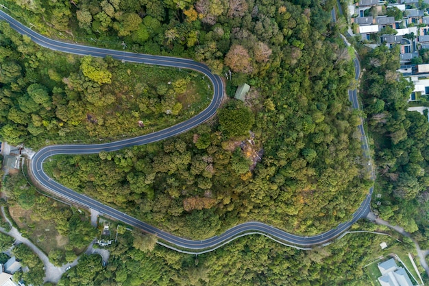 Asphaltstraßekurve im Hochgebirgsbild durch Augenansicht des Brummenvogels