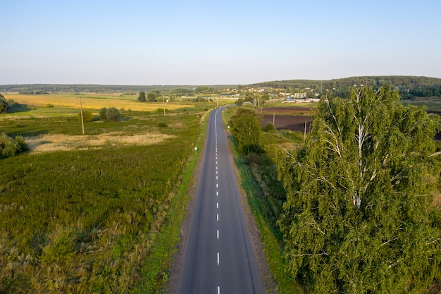 Asphaltstraßenansicht von oben Drohnenschießen