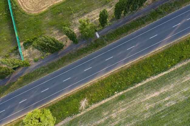 asphaltstraßenansicht von oben drohnenschießen