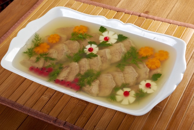 Aspic de carne decorada com ovo, cenoura,