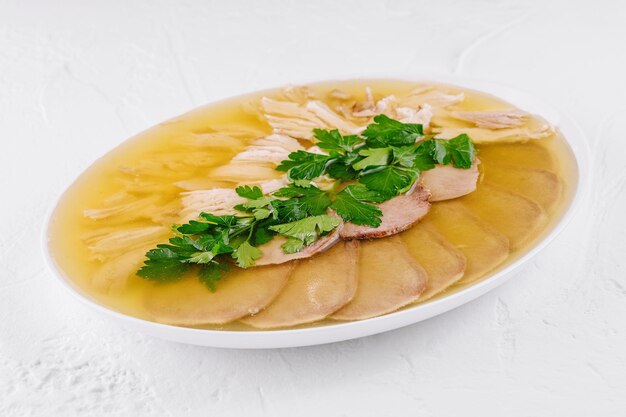 El aspic de pollo tradicional con guarnición de perejil