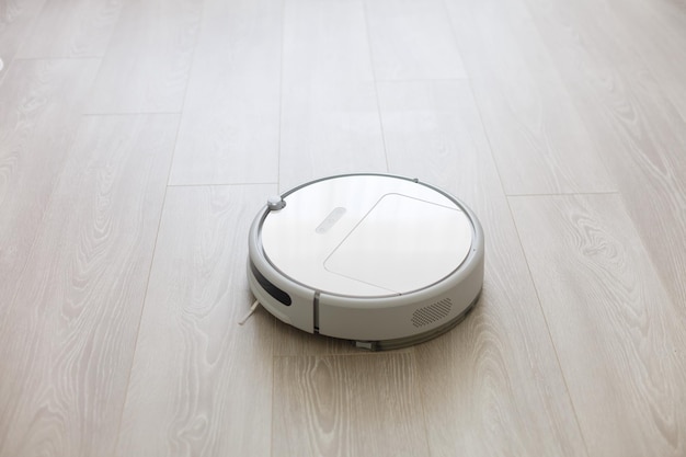 Aspirador de pó robótico em tecnologia de limpeza inteligente para piso laminado de madeira