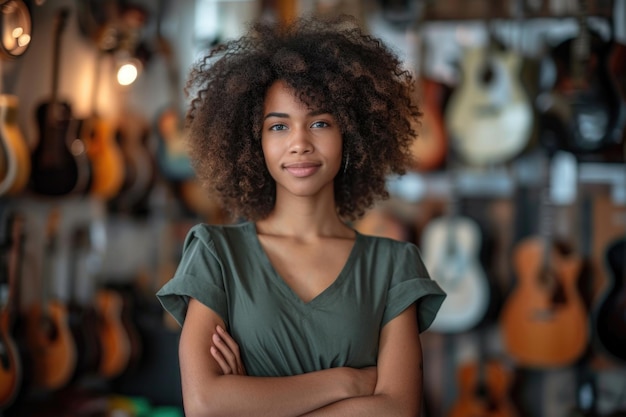 Un aspirante a músico sonríe suavemente rodeado de una variedad de guitarras colgantes