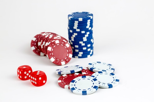 Foto ass-spielkarten mit roten würfeln. casino-wett- und glücksspielkonzept und pokerchips.