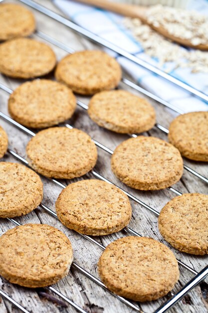 Assadeira com biscoitos de aveia fresca, ingredientes e utensílio de cozinha