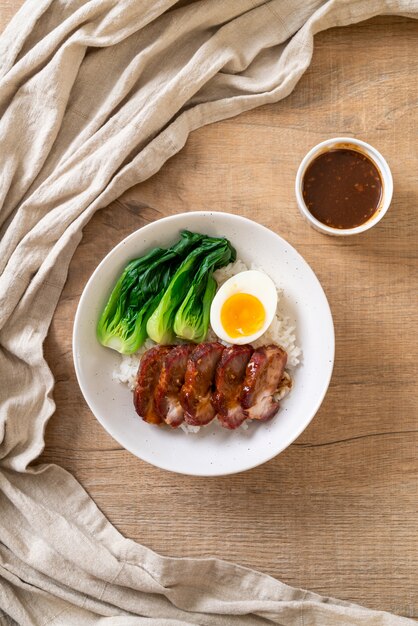 Assado churrasco de porco vermelho com arroz coberto