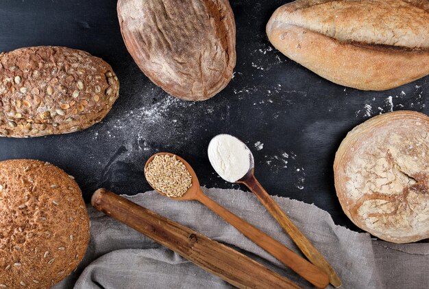 Foto assado diferentes pães em um fundo preto