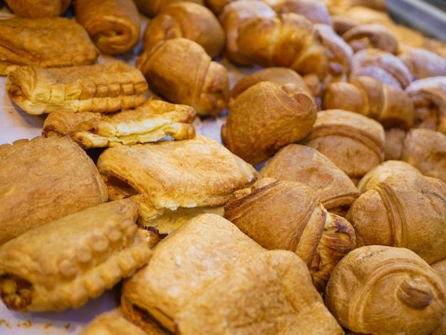 Assados em uma loja de varejo. variedade de assados, padaria, ícone da foto de alimentos básicos, frescura e variedade de mercadorias. nutrição, pastelaria.