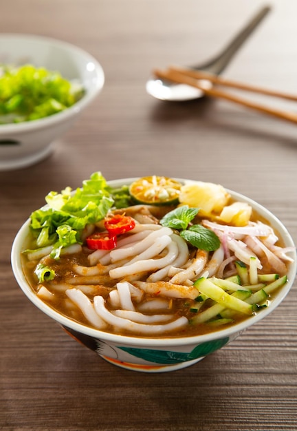 Assam Laksa Noddle em molho de peixe picante é um alimento malaio especial popular em Penang