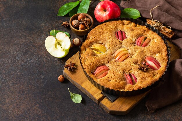 Assando maçã torta de maçã sazonal com avelã e canela espaço livre para seu texto