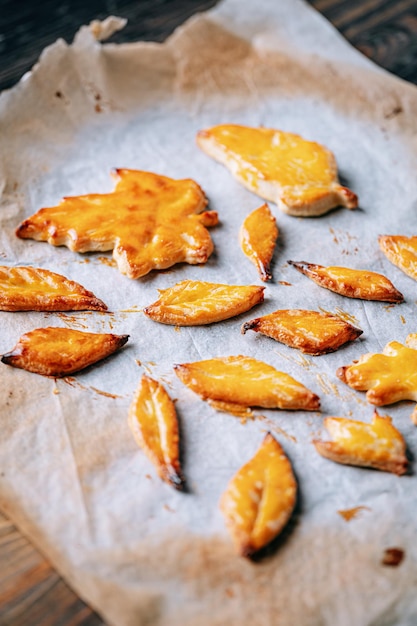 Assar biscoitos em forma de folhas de outono em papel manteiga