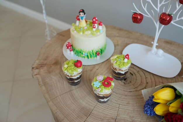 Assar bolos e cupcakes decorados em estilo floresta, grama, cogumelos e uma princesinha