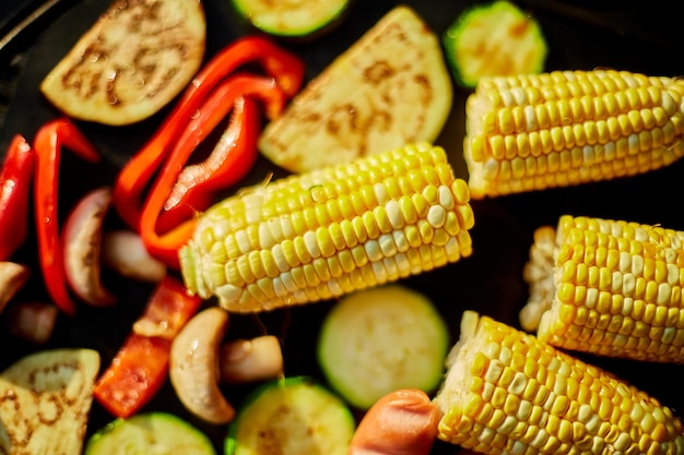 Assar legumes na churrasqueira a gás ao ar livre no quintal Vegetais na grelha comida de piquenique familiar de verão na natureza