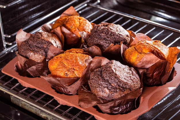 Assar muffins no forno. Cozinhar no forno.