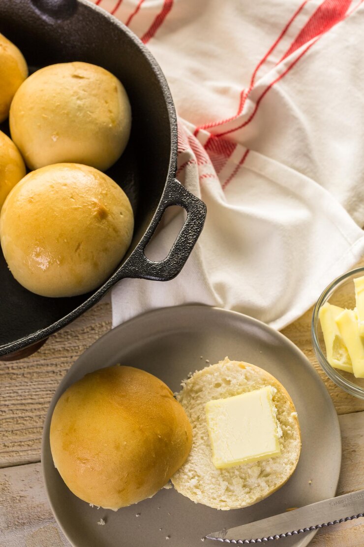 Foto assar pãezinhos caseiros frescos.