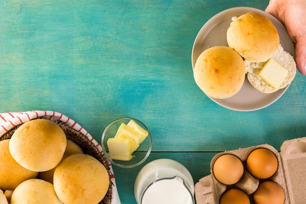 Assar pãezinhos caseiros frescos.