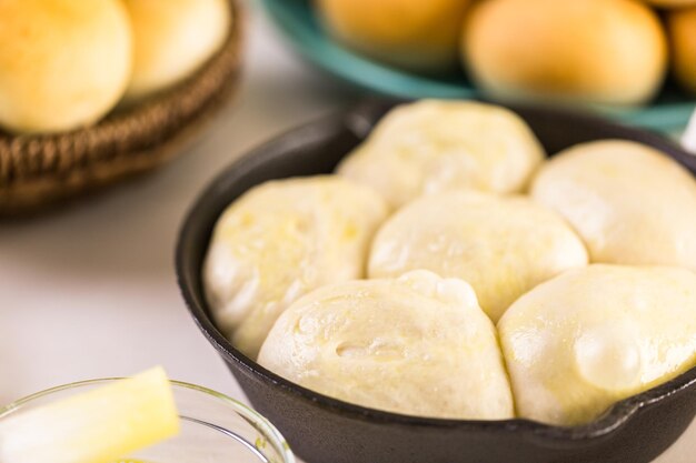 Assar pãezinhos caseiros frescos.