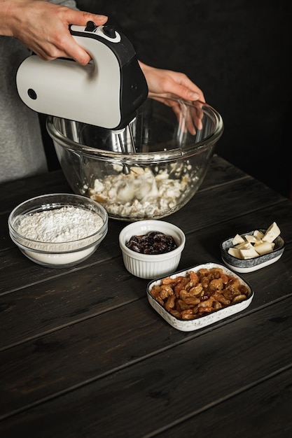 Assar pão trançado de queijo cottage doce com passas e geléia. Misturar os ingredientes em uma tigela grande com um mixer de mão. Imagem de estilo de vida.