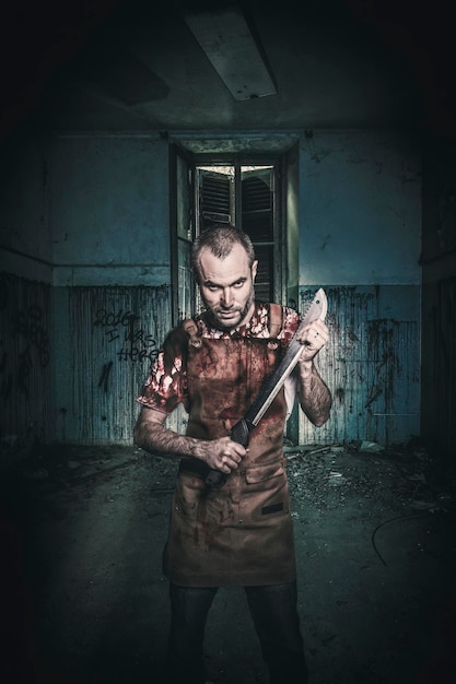 Assassino em série com facão e avental manchado de sangue