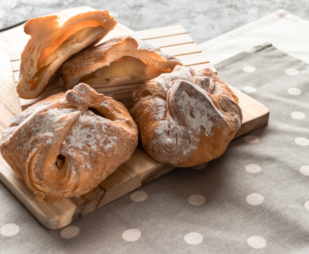 Foto asse fresco pão de maçã assado na hora com pão de maçã em pó com açúcar em pó