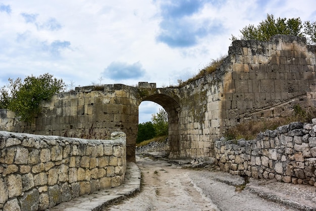 Assentamento medieval da caverna de ChufutKale na Crimeia