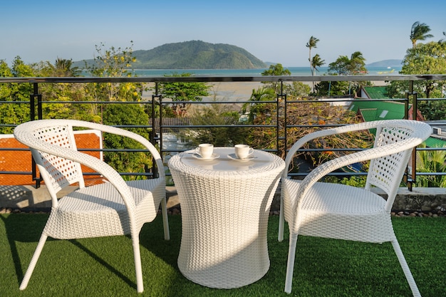 Assento ao ar livre na varanda com vista para piscina villa, casa, casa, condomínio e apartamento