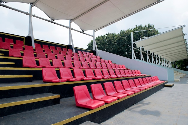 Assento da tribuna no estádio esporte ao meio-dia