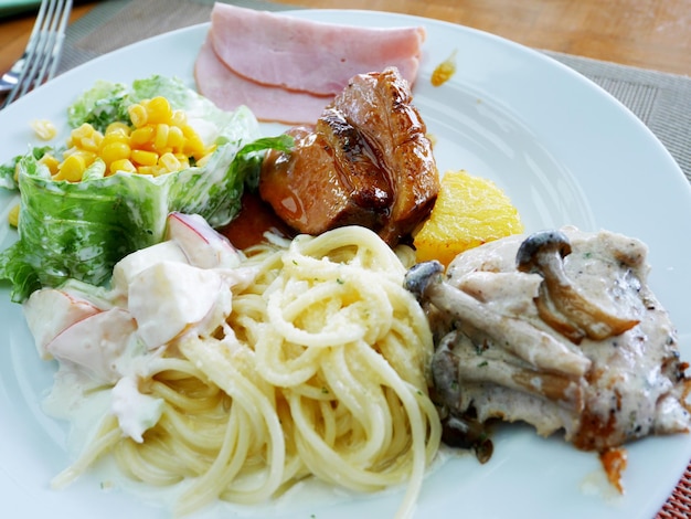 Assento de salada de espaguete e presunto no prato no serviço de buffet de comida no restaurante do hotel na tailândia