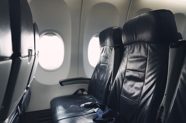 Assento do passageiro do avião a posição do assento da janela tem um cinto de segurança em todas as cadeiras