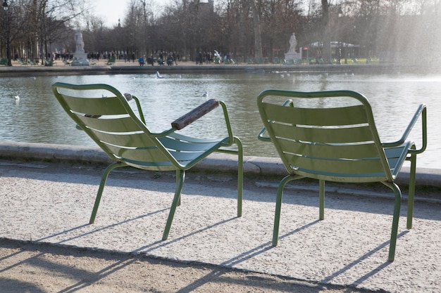 Assento e fonte pelo jardim da lagoa das Tulherias Paris França