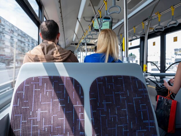 Assento vazio dentro do ônibus de passageiros