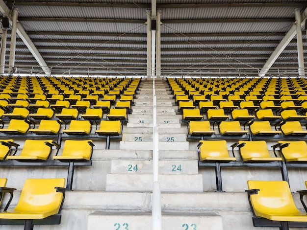 Assentos amarelos vazios no estádio