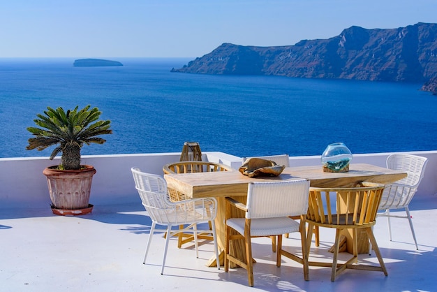 Assentos ao ar livre de frente para o Mar Egeu em Oia Santorini Grécia