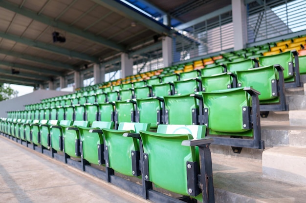 Assentos de plástico vazios do estádio no estádio de futebol na arena