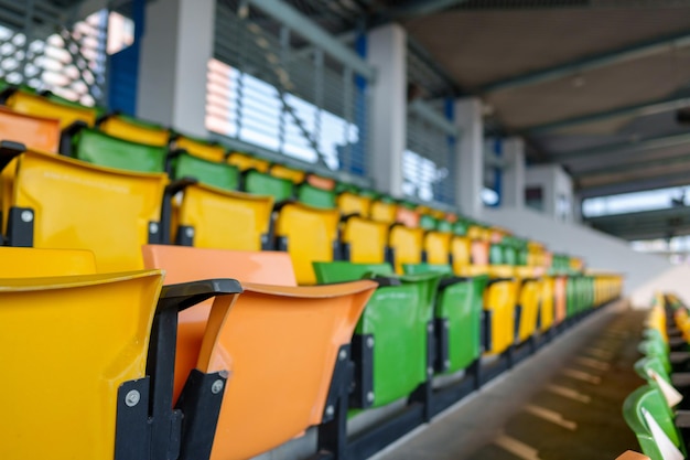 Assentos de plástico vazios do estádio no estádio de futebol na arena