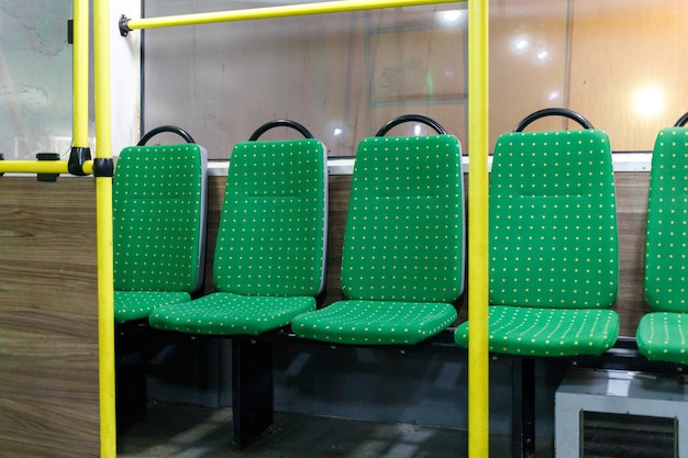 Assentos de trólebus. Interior do transporte público à noite