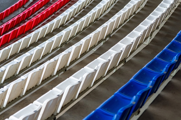 Assentos do estádio, cor da bandeira de France. Tribuna do estádio do futebol, do futebol ou de basebol sem fãs.