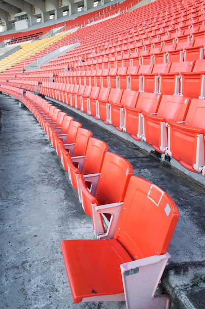 Assentos laranja vazios no estádio Passarela de assentos em um estádio de futebol