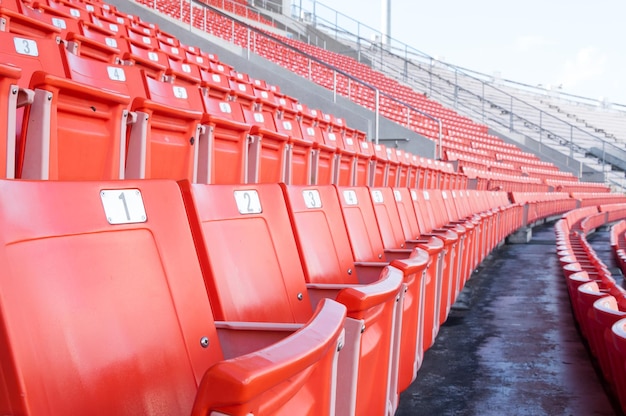 Assentos laranja vazios no estádioFilas de assento em um estádio de futebol