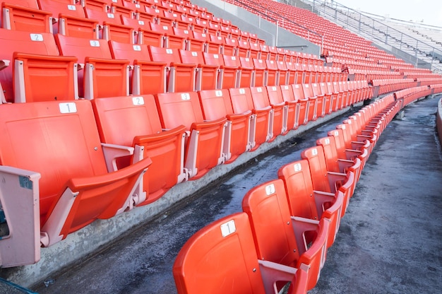 Assentos laranja vazios no estádioFilas de assento em um estádio de futebol