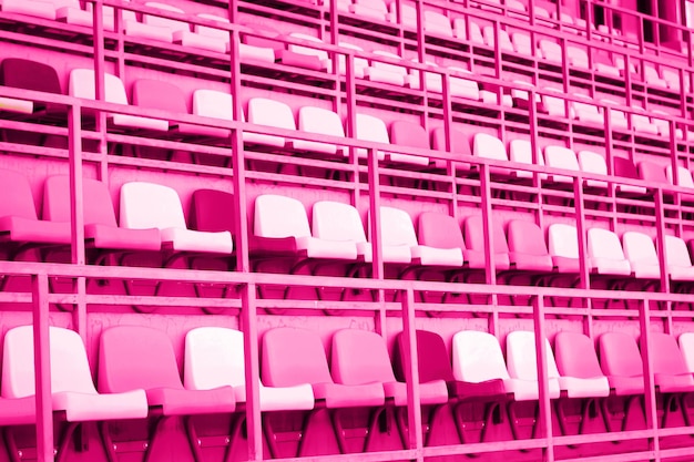 Assentos ou cadeiras de plástico rosa no fundo do estádio