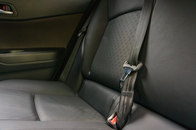 Assentos traseiros interiores de carros modernos com cintos de segurança DOF seletivo de foco de cor tonada imagem