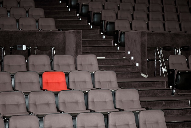Foto assentos vagos de um teatro
