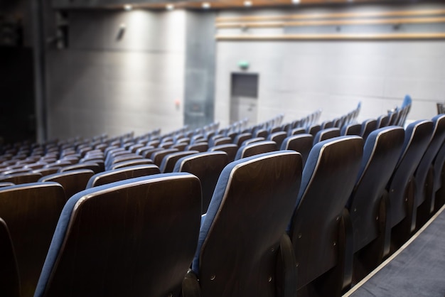 Assentos vazios do teatro sem público