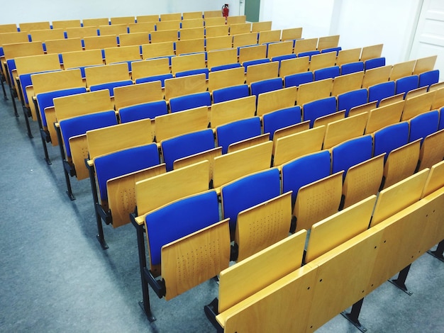 Assentos vazios na sala de aula