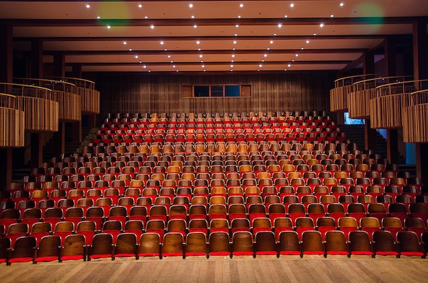 Assentos vazios no teatro