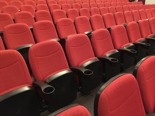Assentos vermelhos vazios no auditório