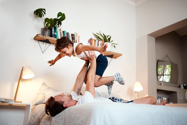 É assim que são feitos os bons sonhos da foto de um homem e seu filho brincando antes de dormir