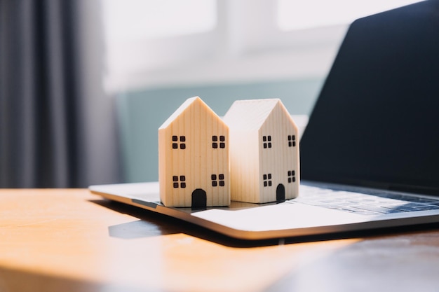 Assinando contratos de venda e seguro de imóveis com agentes imobiliários assinando contratos para conhecer os termos de compra e venda de casas e ideias para assinatura de contratos imobiliários