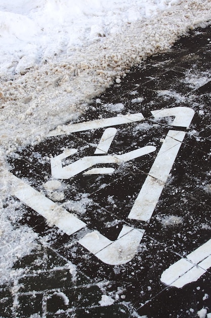 Assine a trilha na calçada na neve